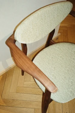 109 Armchair, valnød af Finn Juhl