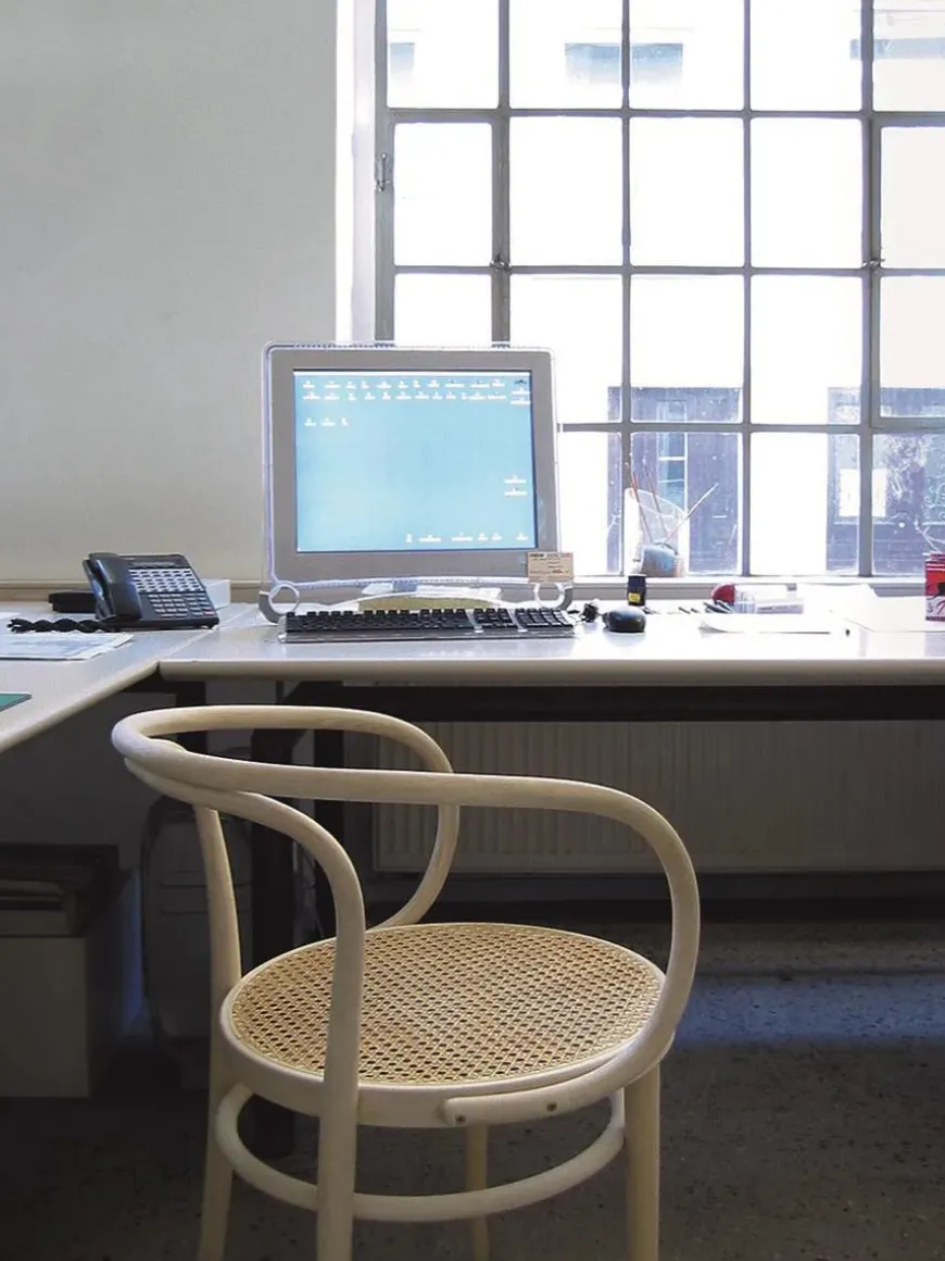 209 Armstol, sort fra Thonet