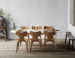 4130 Grand Prix med træben af Arne Jacobsen