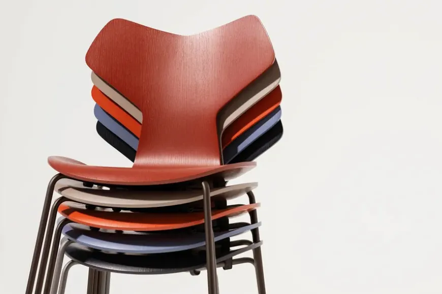 3130 Grand Prix stol i farvet ask af Arne Jacobsen