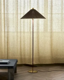 9602 Gulvlampe i Bambus fra GUBI