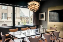 3208 Liljen med armlæn af Arne Jacobsen