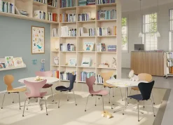 3101 Myren Barnestol, wild rose fra Fritz Hansen