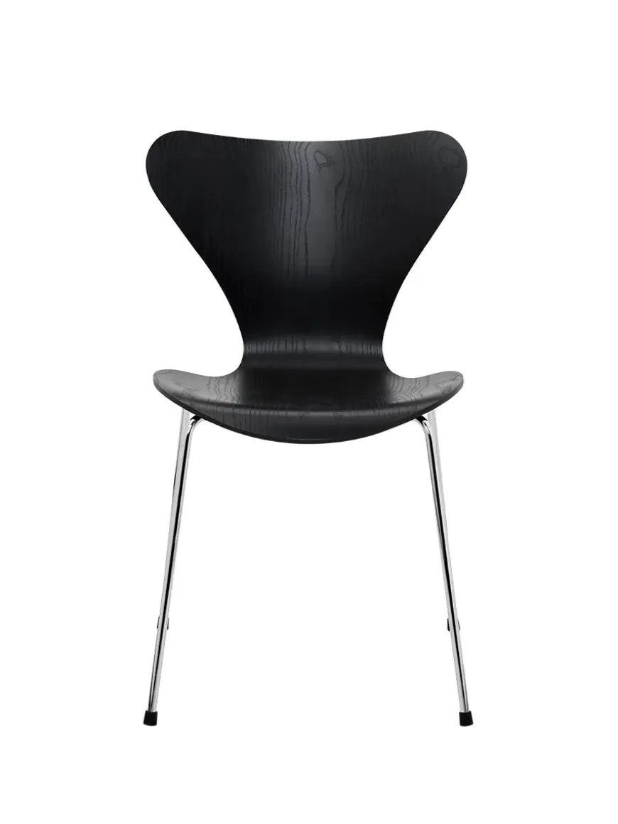 3107 Serie 7 stol i farvet ask af Arne Jacobsen