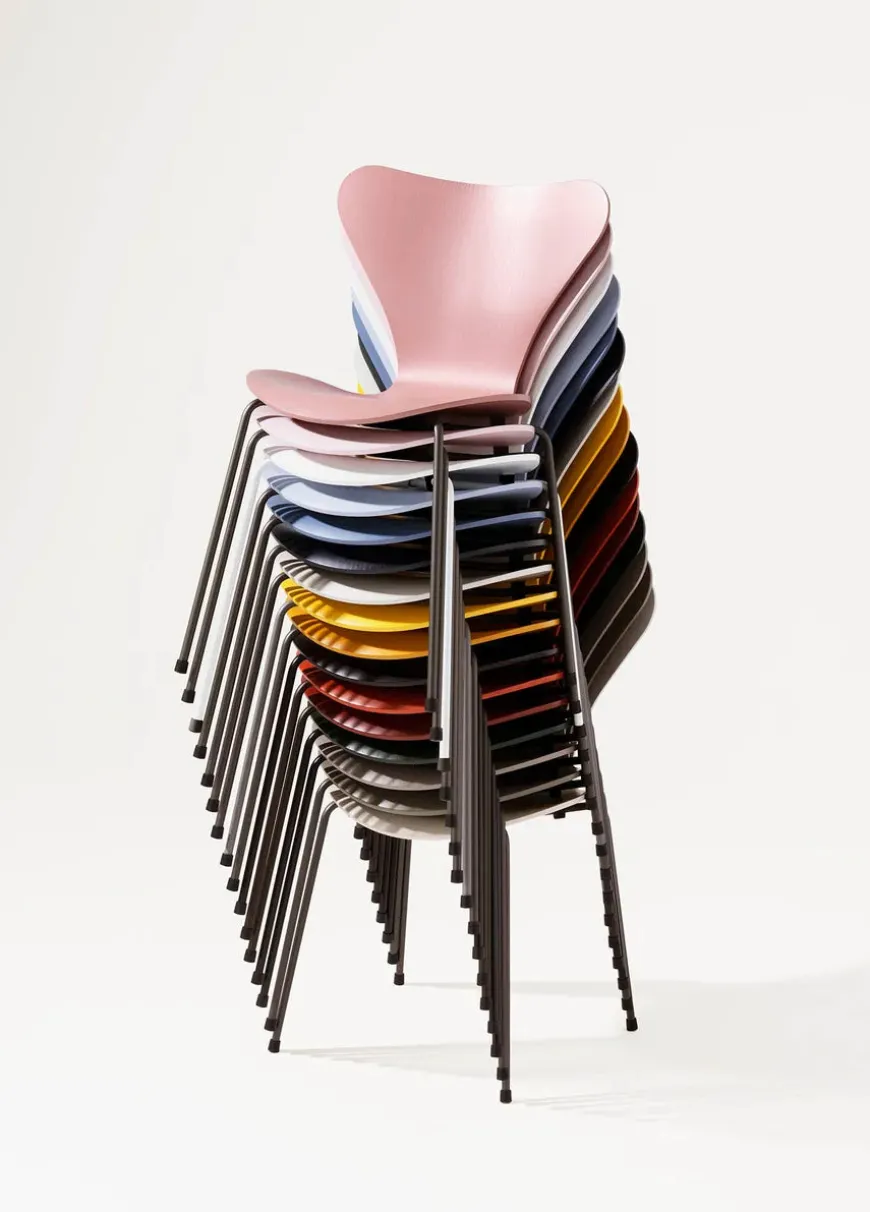 3107 Serie 7 stol i farvet ask af Arne Jacobsen