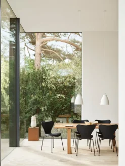 3107 stol, fuldpolstret Essential læder sort / krom stel af Arne Jacobsen