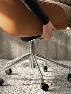 About a Chair AAC127 fra Hay