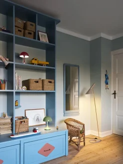 AJ Floor Lamp, black/brass af Arne Jacobsen