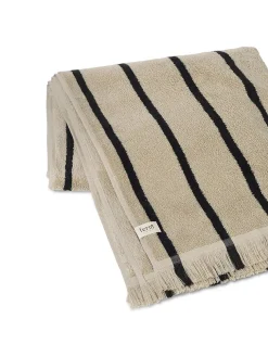 Alee Bath Towel, sand/black fra Ferm Living