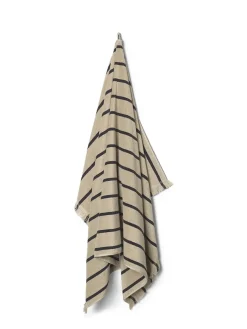 Alee Bath Towel, sand/black fra Ferm Living