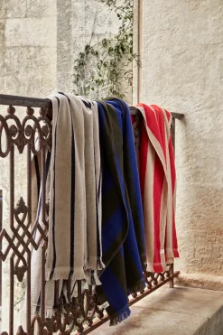 Alee Bath Towel, sand/black fra Ferm Living