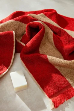 Alee Beach Towel, light camel/red fra Ferm Living