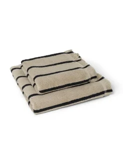 Alee Beach Towel, sand/black fra Ferm Living