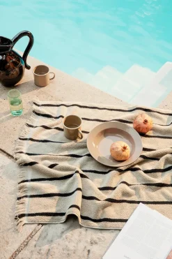 Alee Beach Towel, sand/black fra Ferm Living