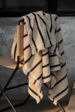 Alee Hand Towel, sand/black fra Ferm Living