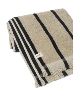 Alee Hand Towel, sand/black fra Ferm Living