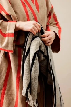 Alee Hand Towel, sand/black fra Ferm Living