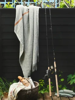 Alrø Plaid, grey shades fra Silkeborg Uldspinderi