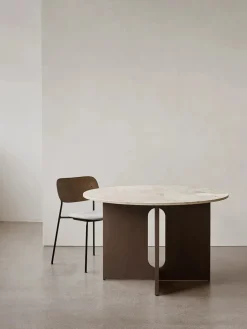 Androgyne Dining Table Ø120 dark stained oak fra Audo Copenhagen