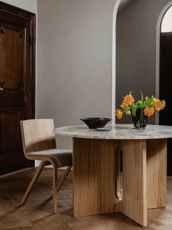 Androgyne Dining Table Ø120 natural oak, sand sten fra Audo Copenhagen