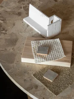 Androgyne Dining Table Ø120 natural oak, sand sten fra Audo Copenhagen