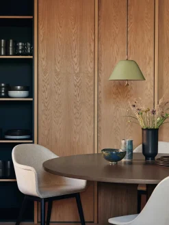 Androgyne Dining Table Ø120 natural oak, sand sten fra Audo Copenhagen