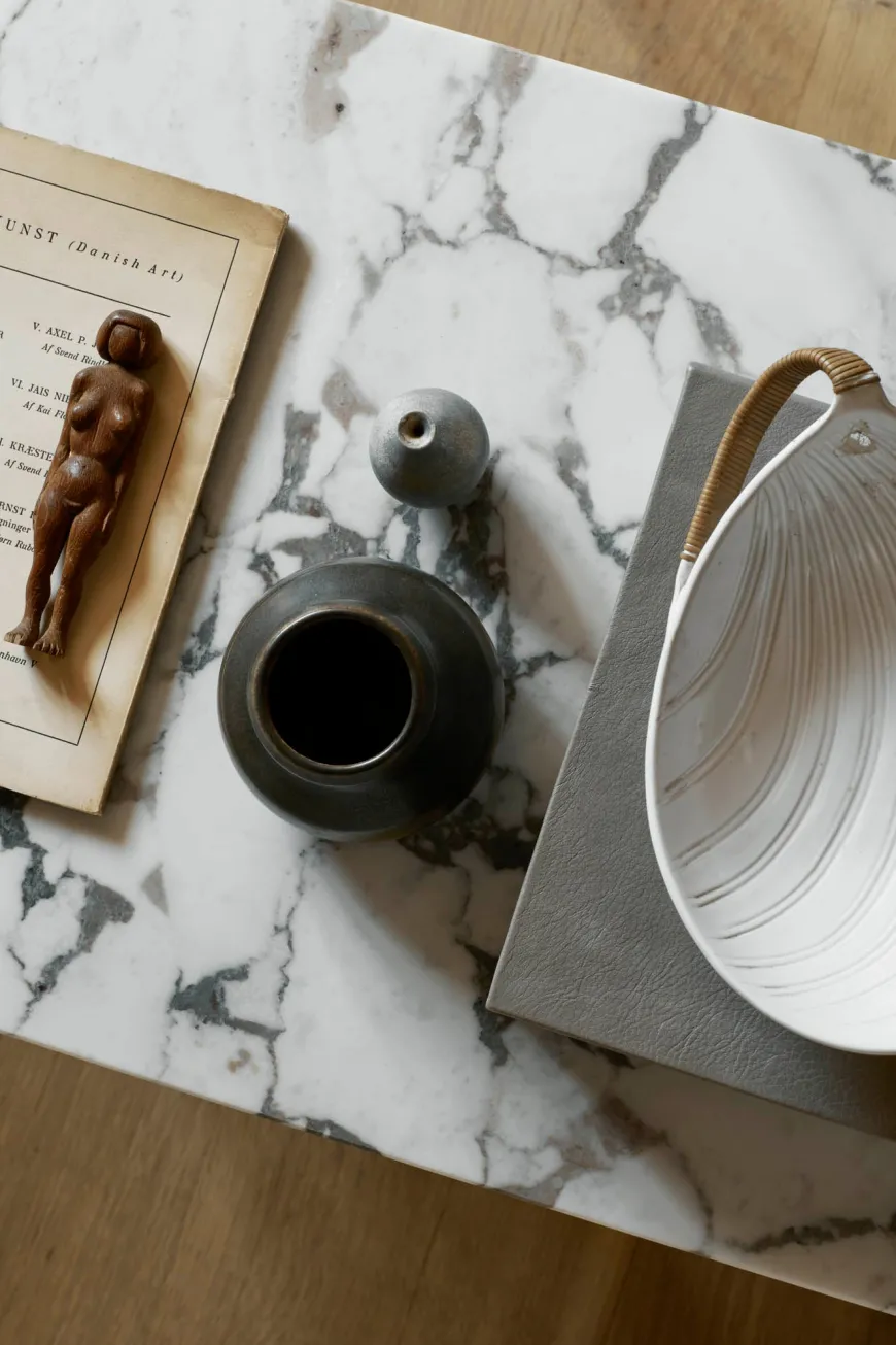 Androgyne Lounge Table, Kunis Breccia / Wood fra Audo Copenhagen