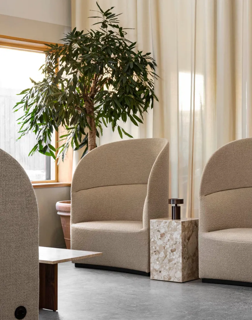 Androgyne Lounge Table, Kunis Breccia / Wood fra Audo Copenhagen