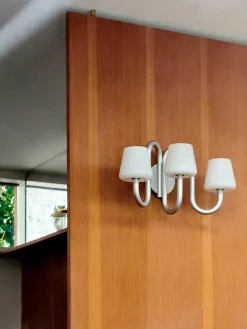 Apollo Wall Sconce, hvid opalglas fra Hay