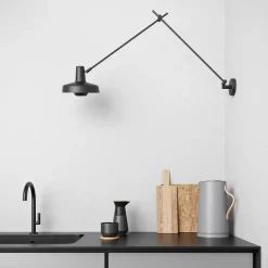 Arigato kort væglampe fra Grupa