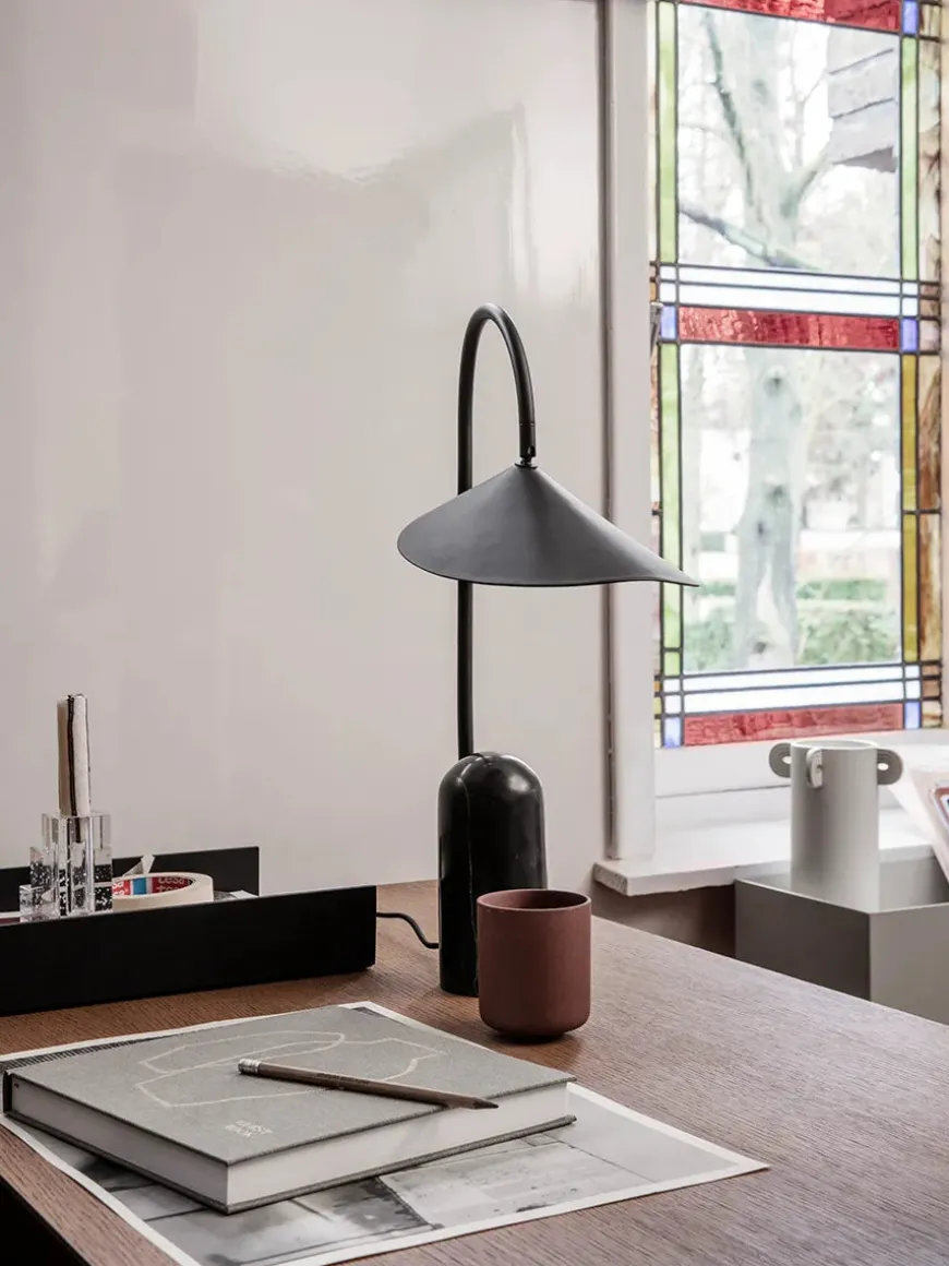 Arum bordlampe fra Ferm Living