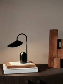 Arum Portable Bordlampe fra Ferm Living