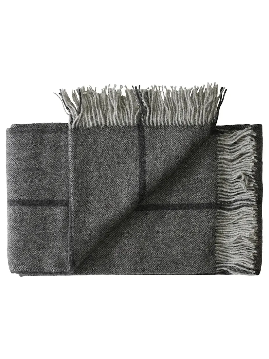 Askø Plaid, dark grey fra Silkeborg Uldspinderi