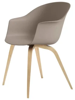 Bat Spisestol, wood base fra GUBI