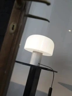 Bellhop Glass Table Lamp fra Flos