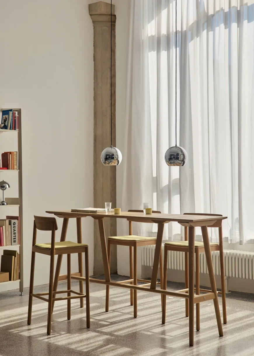 Betty TK17 Bar Chair fra &Tradition