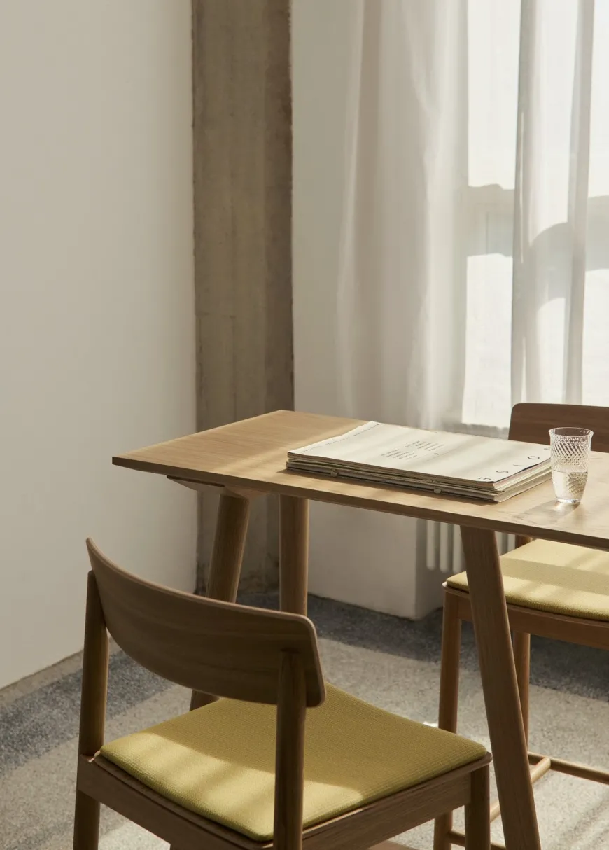 Betty TK17 Bar Chair fra &Tradition