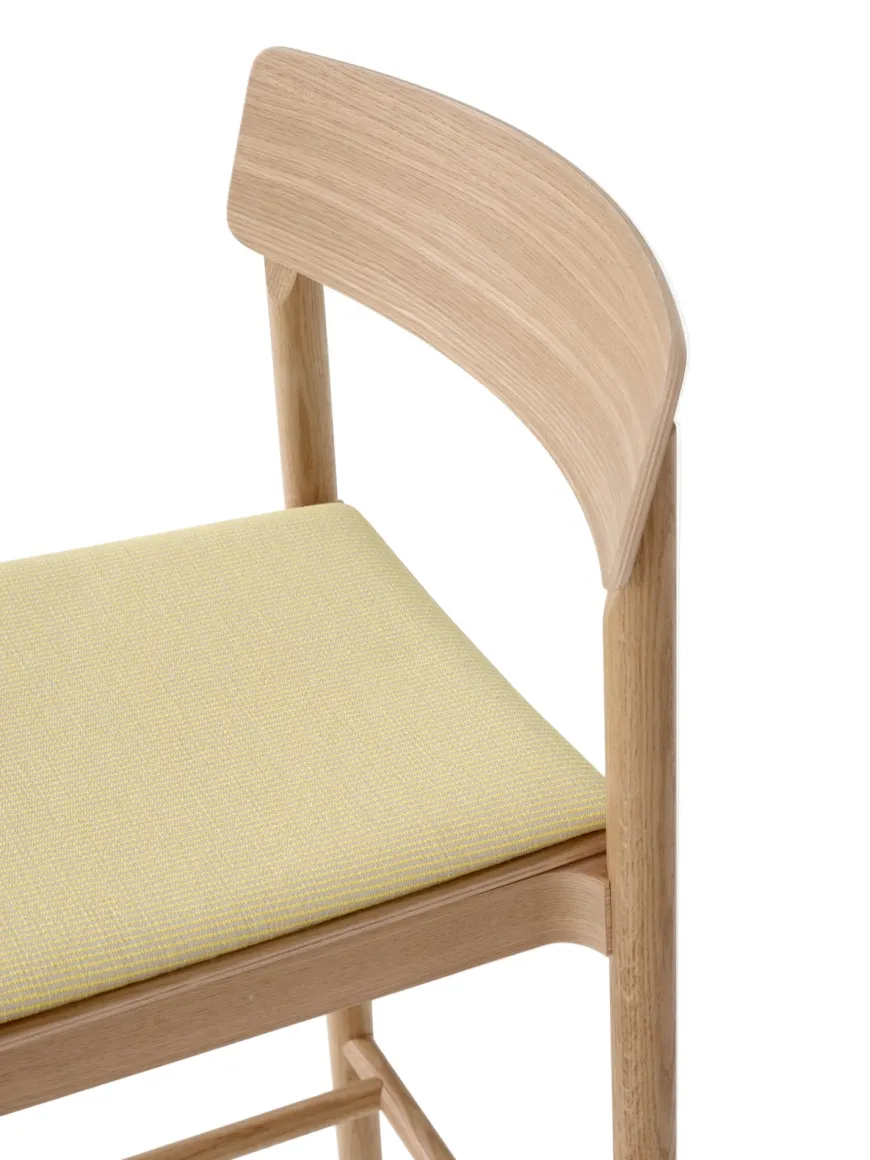 Betty TK17 Bar Chair fra &Tradition
