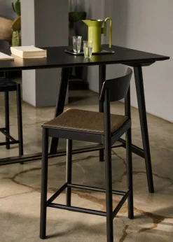 Betty TK14 counterstol med polster fra &Tradition