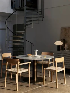 Betty TK11 Spisebordsstol, røget eg/sort læder fra &Tradition