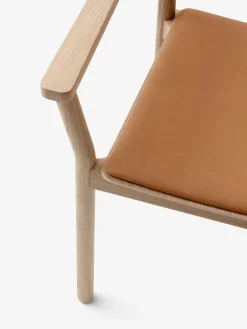 Betty TK11 Spisebordsstol, røget eg/sort læder fra &Tradition