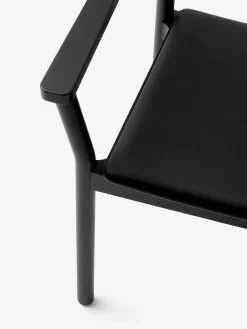 Betty TK11 Spisebordsstol, røget eg/sort læder fra &Tradition