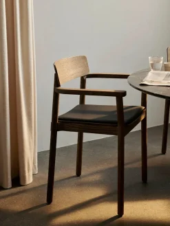 Betty TK11 Spisebordsstol, sortlakeret eg/sort læder fra &Tradition