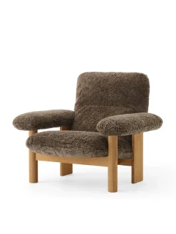Brasilia Lounge Chair, Dark Stained Oak Sheepskin Root fra Audo Copenhagen