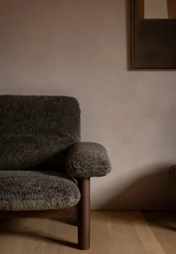 Brasilia Lounge Chair, Natural Oak Sheepskin Root fra Audo Copenhagen