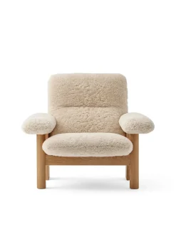 Brasilia Lounge Chair, Natural Oak Sheepskin Root fra Audo Copenhagen