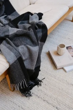 Caracas Plaid, black fra Silkeborg Uldspinderi