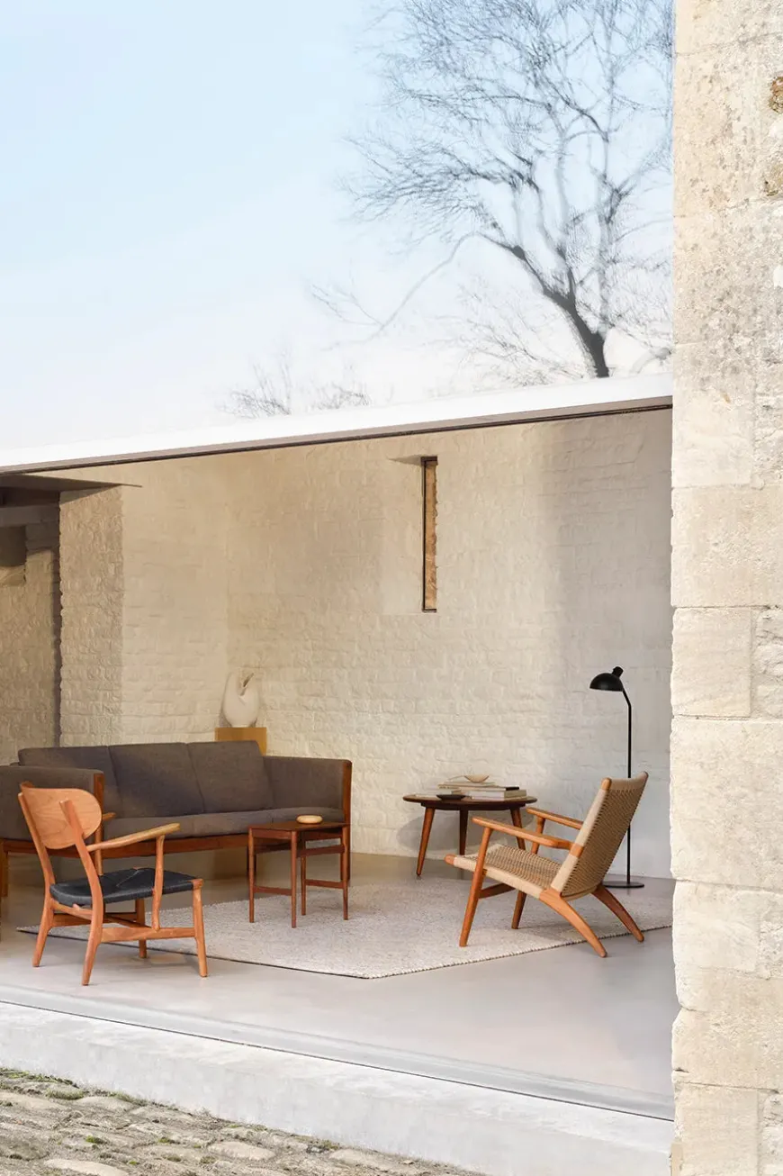 CH25 Loungestol, eg sortmalet med naturflet af Hans J. Wegner