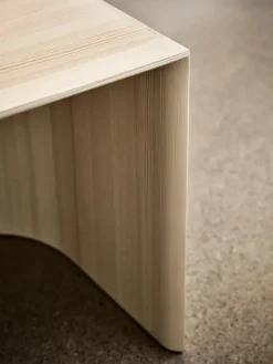 CM210 Taburet, fyrretræ af Cecilie Manz