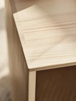 CM210 Taburet, fyrretræ af Cecilie Manz